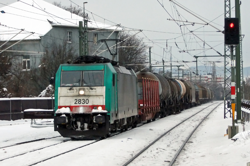 Cobra 2830 (E186 222) bei der Durchfahrt in D�ren 28.12.2010