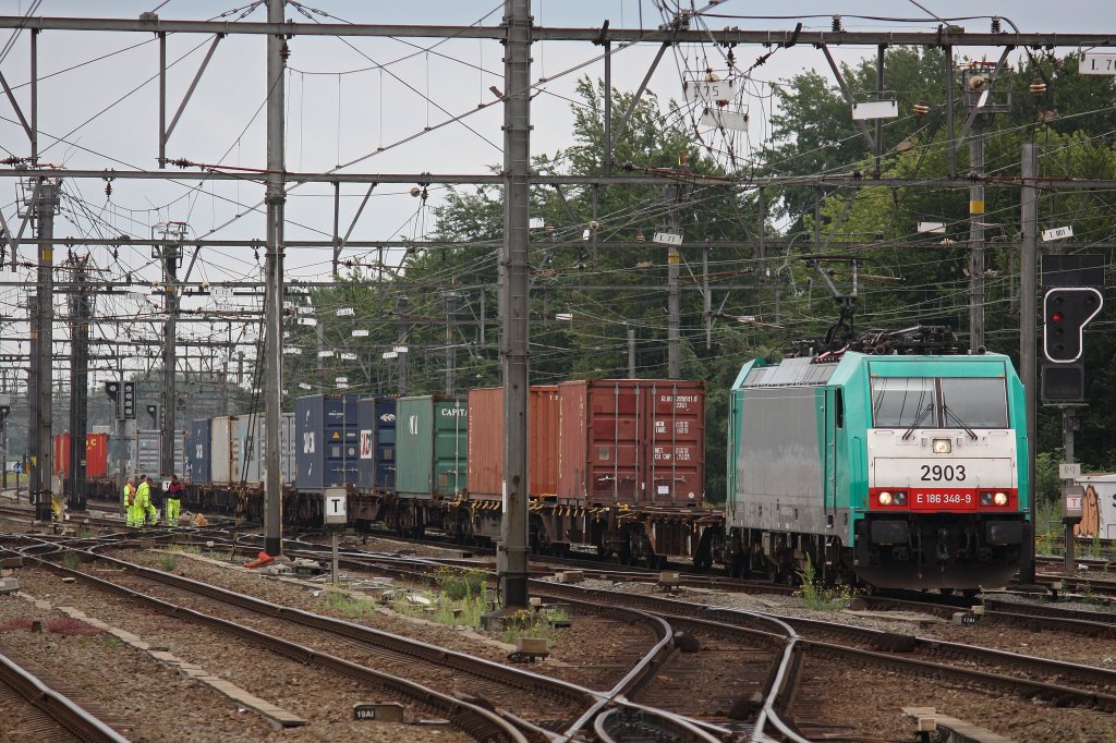 Cobra 2903 (E186 348-9) am 9.7.12 mit einem Containerzug bei der Durchfahrt durch Brugge.