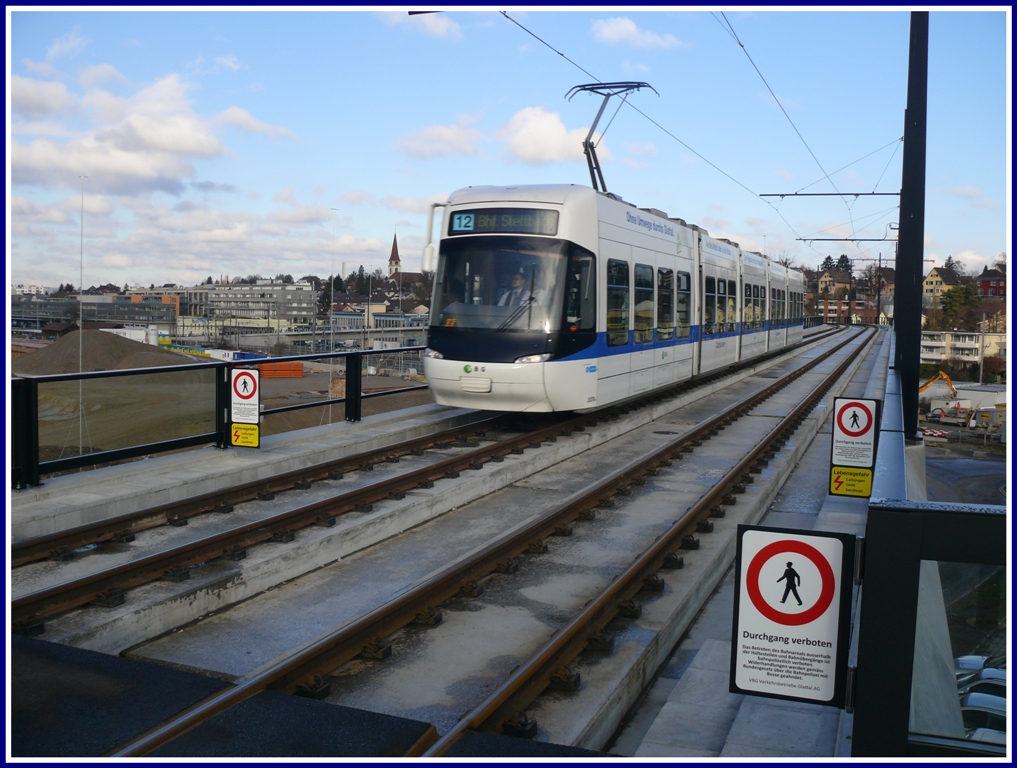 Cobra 3079 der Glattalbahn beim Glattzentrum in Wakllisellen. (13.12.2010)