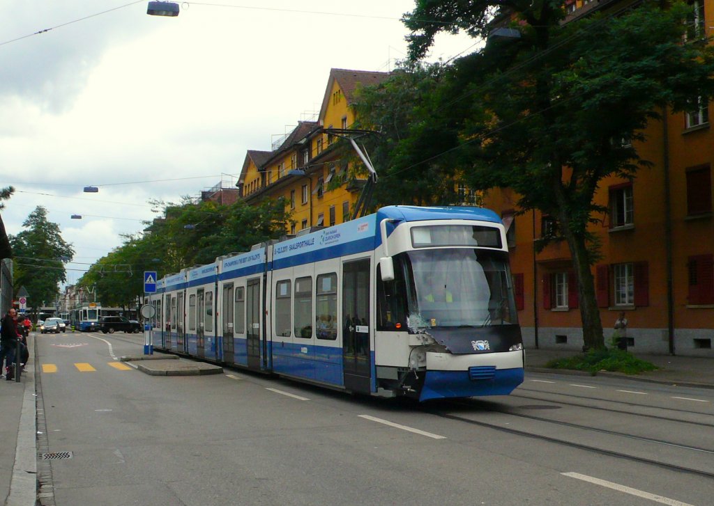 Cobra Be 5/6 3059 mit demolierter Front nach einem Unfall auf dem Weg ins Depot. Teilweise sind die beschdigte Frontteile vor der weiterfahrt demontiert worden. Limmatstrasse 28.08.10