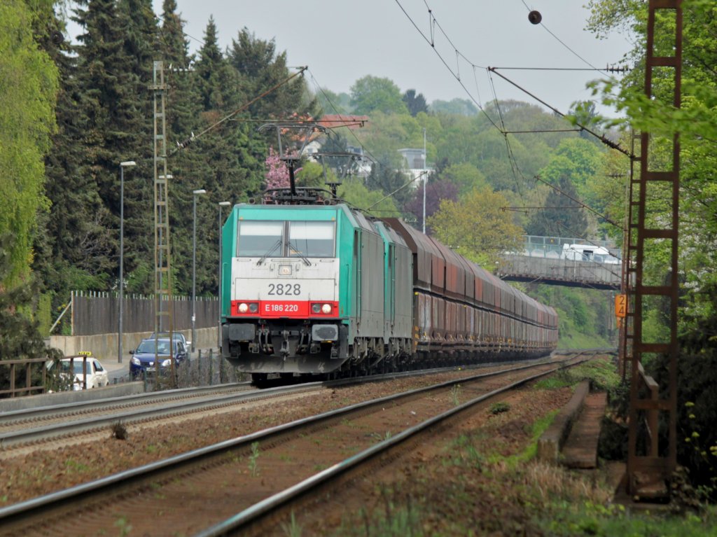 Cobra Doppeltraktion am 14.03.2011 auf der Rampe der Montzenroute, 186 220 (2828) und 186 221 (2831) ziehen  einen Kohlenzug von Aachen West nach Belgien hoch.