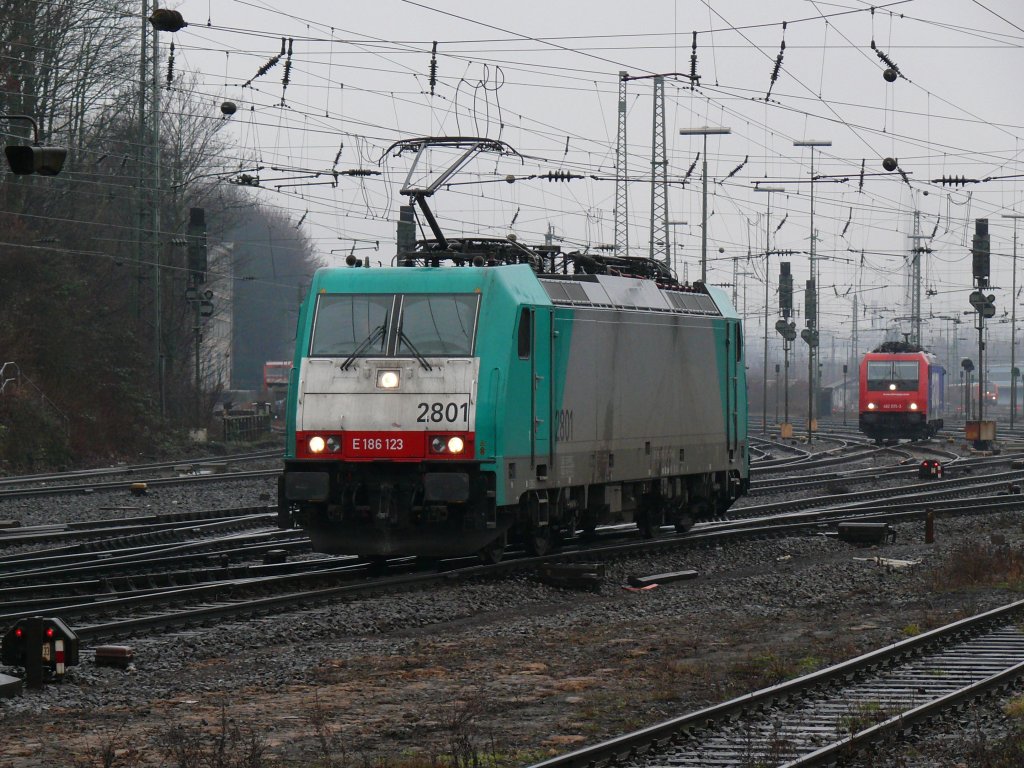 Cobra-Lok 2801 beim Manvrieren in Aachen-West. Auffallend die Loknummer an der linken Frontseite. Nur 2801, 2802 und 2803 tragen ihre Nummer an der linken Frontseite. Bei allen anderen Loks der Serie ist sich die Loknummer mittig. Aufgenommen am 29/12/2009.