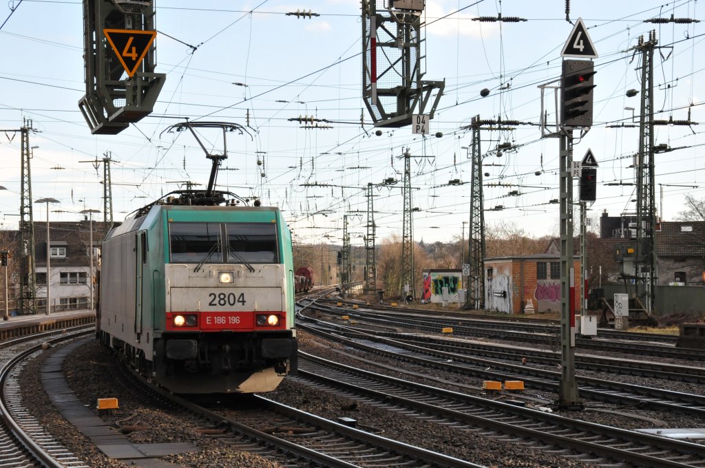 Cobra-Lok 2804 (186 196) bei der Durchfahrt im Hbf Aachen am 08/01/2011.