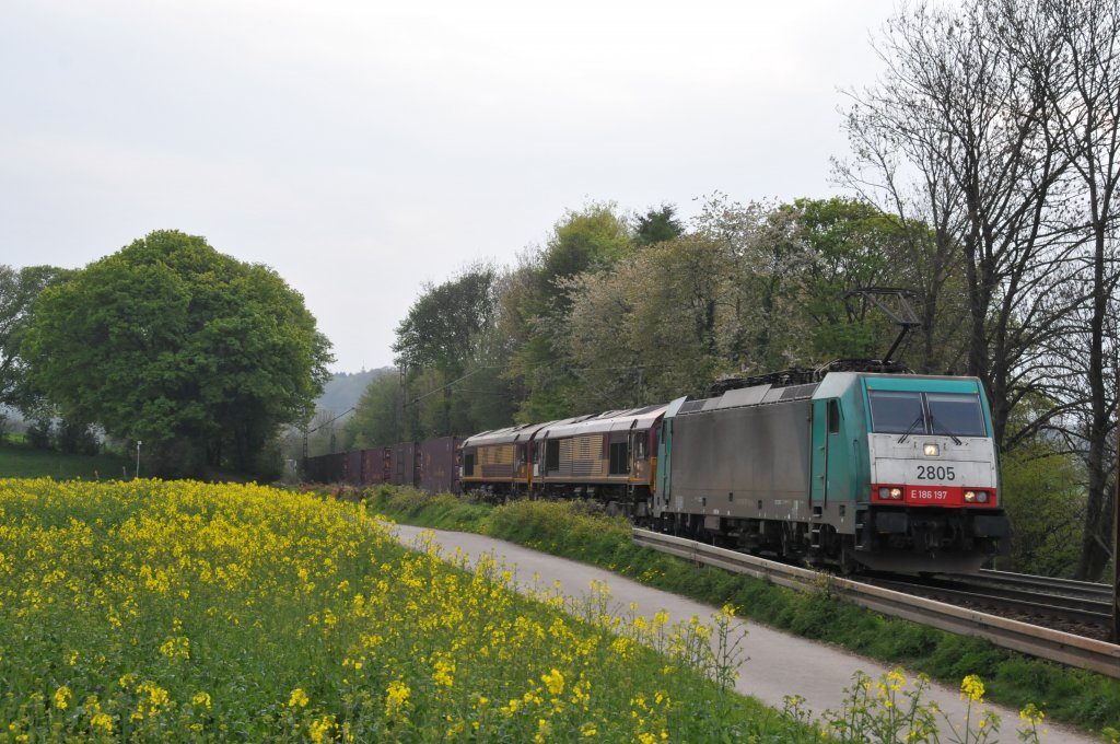 Cobra-Lok 2805 berfhrt hier 2 Class66 (66196 und 66227) der English Welsh & Scottich Railway (EWS)nach Aachen-West. Hier aufgenommen am 14/04/2011 am Gemmenicher Weg. 