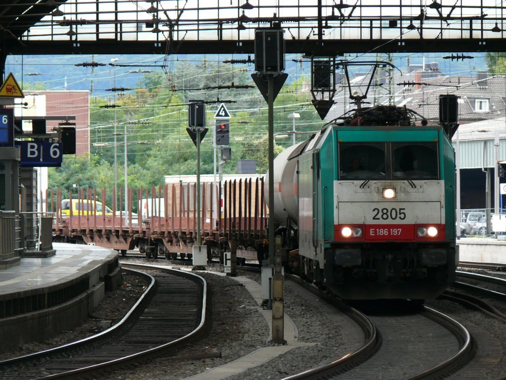 Cobra-Lok 2805 zieht einen gemischten G�terzug �ber das Mittelgleis durch den Hbf Aachen in Richtung Gremberg. Aufgenommen am 02/10/2010.
