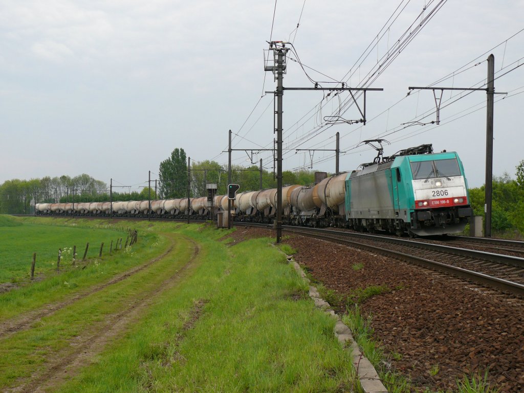 Cobra-Lok 2806 (186 198-8) auf dem Weg von Antwerpen-Noord (Hafen) nach Aachen-West. Hier fotografiert am 14/05/2010 auf der Schleife bei Ekeren.