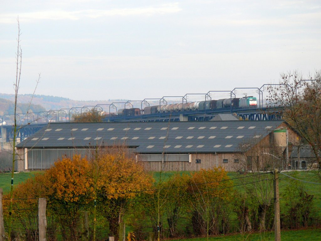 Cobra-Lok 2807 befindet sich mit einem gemischten Gterzug auf dem Viadukt von Moresnet und rollt langsam in den Bahnhof von Montzen ein, wo sie einen kurzen Zwischenstopp einlegen wird. Aufgenommen am 31/10/2009.