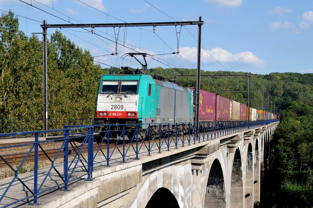 Cobra-Lok 2809 mit einem Containerzug auf dem Viadukt von Remersdael. Aufgenommen am 03/09/2011.
