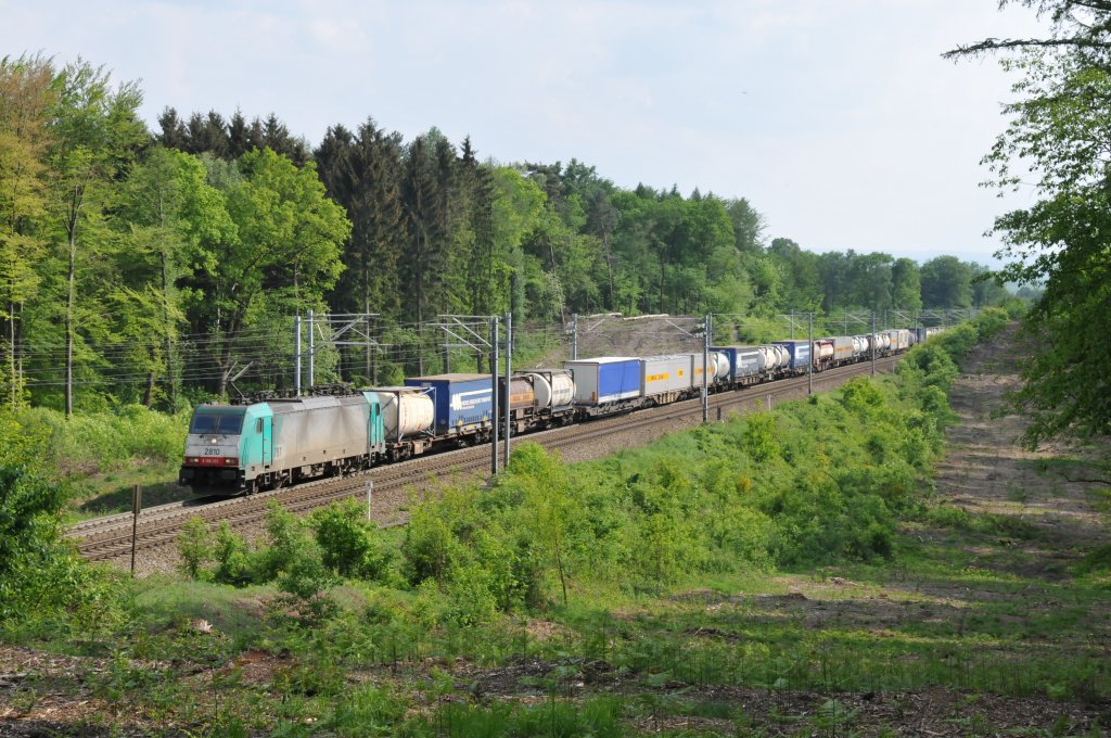 Cobra-Lok 2810 zieht einen langen Containerzug durch den Gemmenicher Wald in Richtung Aachen-West. Aufgenommen am 30/04/2011.