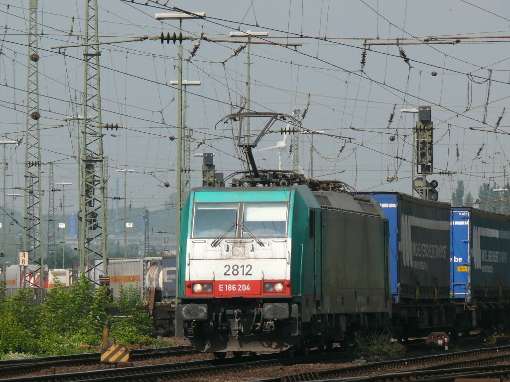 Cobra-Lok 2812 (186 204) verlsst mit einem LKW-Zug Aachen-West in Richtung Belgien. Aufgenommen am 04/09/2010.