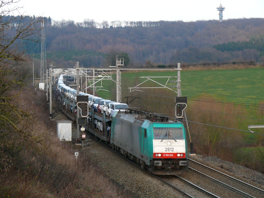 Cobra-Lok 2812 zieht einen langen Autozug (ausschliesslich Fiat 500) von Aachen-West kommend in Richtung Belgien. Aufgenommen am 13/12/2009 in Gemmenich Nouvelaer.