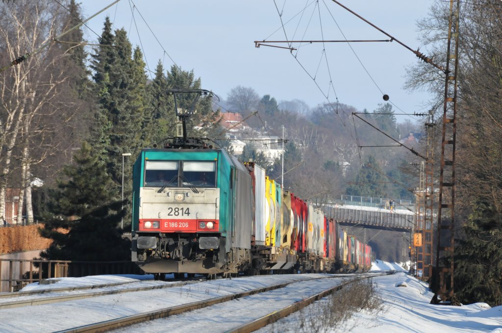 Cobra-Lok 2814 (186 206) kmpft sich mit einem Containerzug die Rampe am Gemmenicher Weg hoch in Richtung Belgien. Aufgenommen am 05/01/2011.