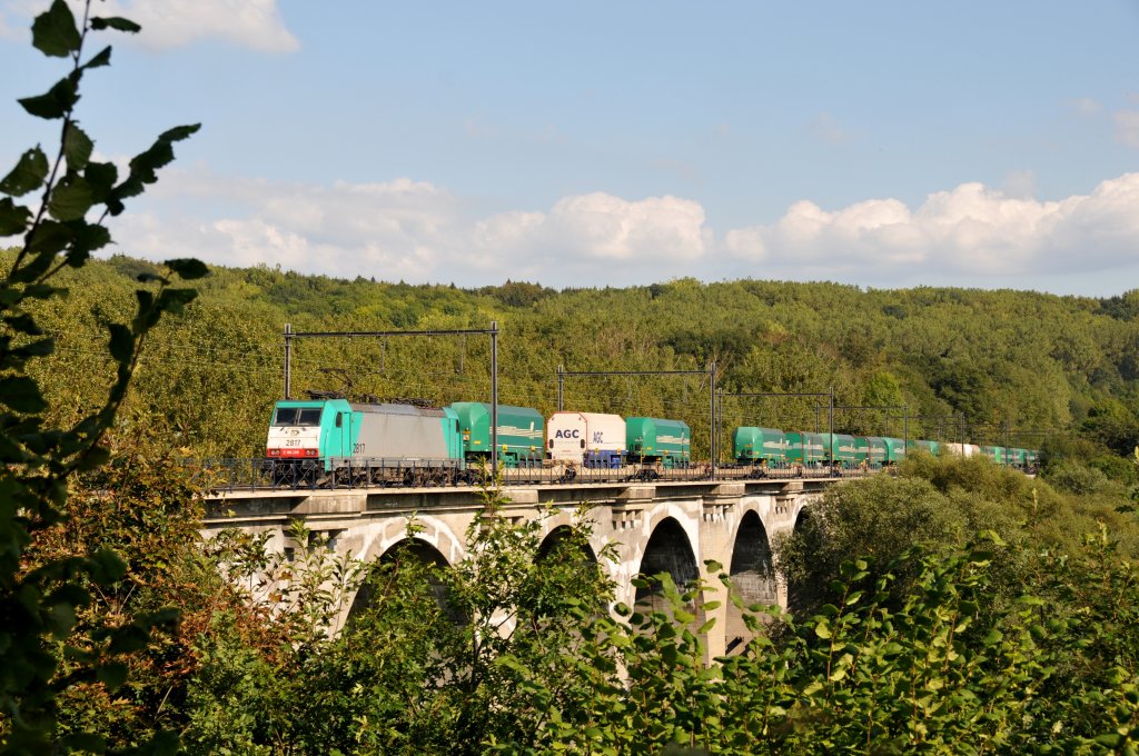 Cobra-Lok 2817 mit dem Lannutti-Zug auf dem Viadukt von Remersdael. Aufgenommen am 03/09/2011.