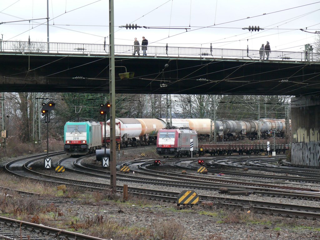 Cobra-Lok 2818 mit einem Kesselwagenzug von Belgien kommend auf den letzten Metern der Rampe bei der Einfahrt in Aachen-West. Auf dem  Parkgleis  erkennt man 185 597-2 von Crossrail. Aufgenommen am 30/12/2009.