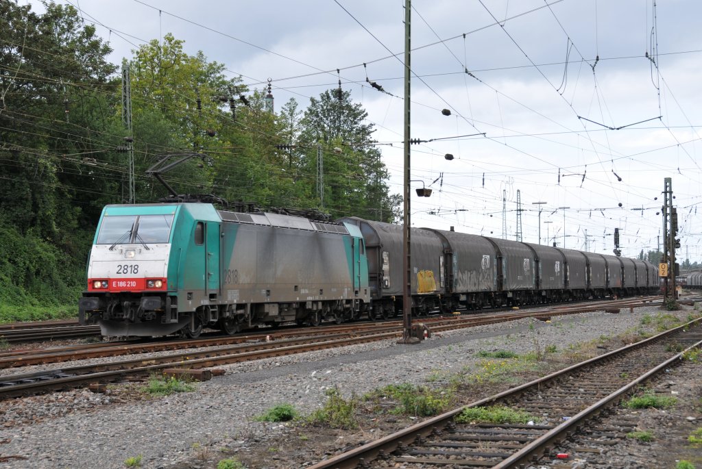 Cobra-Lok 2818 verl�sst Aachen-West mit einem langen G�terzug in Richtung K�ln. Aufgenommen am 09/08/2011.