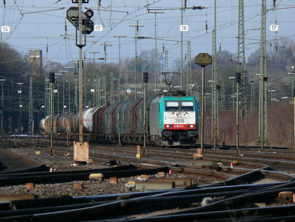 Cobra-Lok 2818 wartet an diesem 06/02/2010 in Aachen-West auf die Abfahrt mit einem gemischten Gterzug.