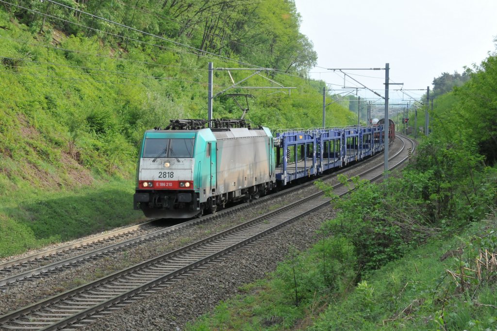Cobra-Lok 2818 zieht einen gemischten Gterzug durch den Gemmenicher Wald in Richtung Aachen-West. Das Bild entstand am 30/04/2011.