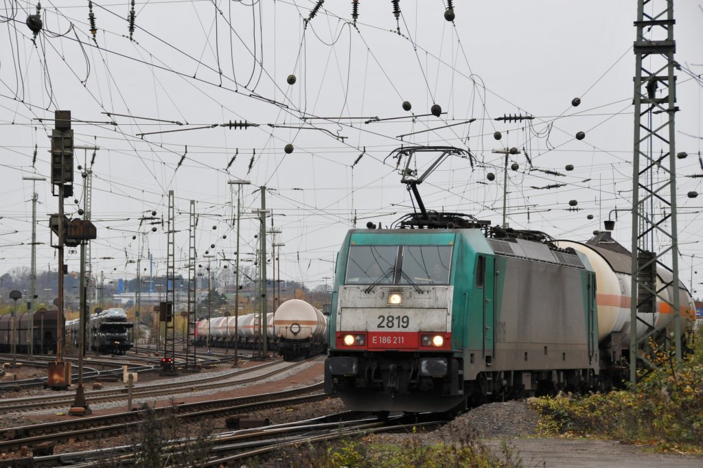 Cobra-Lok 2819 (186 211) verl�sst mit einem gemischten G�terzug Aachen-West in Richtung Belgien. Aufgenommen am 11/11/2010.