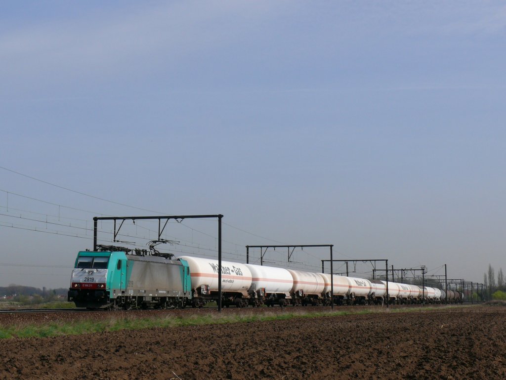 Cobra-Lok 2819 mit einem Kesselwagenzug ausgangs der grossen Schleife bei Ekeren auf dem Weg nach Aachen-West. Aufgenommen am 07/04/2010.