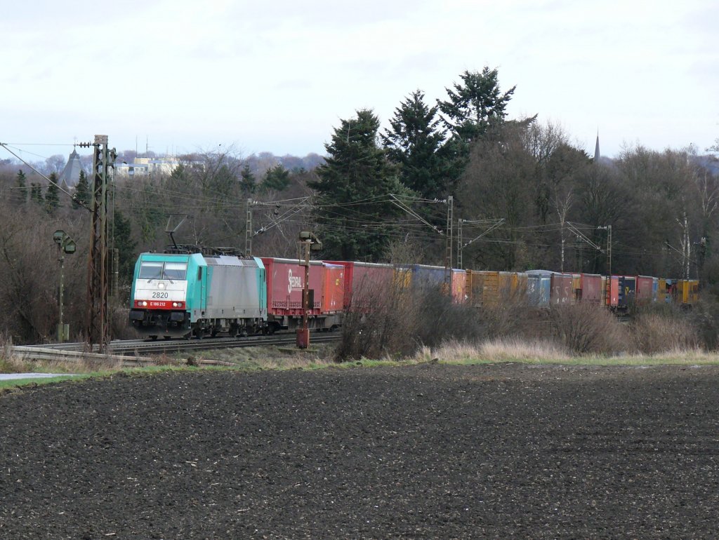 Cobra-Lok 2820 mit einem Containerzug von Aachen-West kommend in der Rampe zum Gemmenicher Tunnel. Aufgenommen am 05/12/2009.
