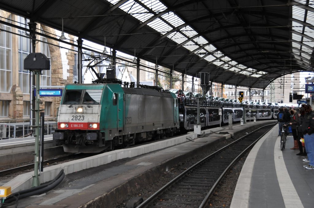 Cobra-Lok 2823 (186 215) wurde heute im Hbf Aachen ber Gleis 1 nach Aachen-West weitergeleitet. Aufgenommen am 11/11/2010.