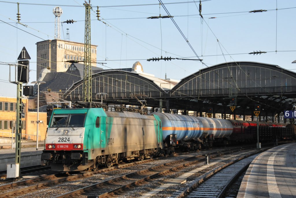 Cobra-Lok 2824 (186 216) rollt am 29/01/2011 mit einem gemischten Gterzug am Haken durch den Aachener Hbf in Richtung Aachen-West.