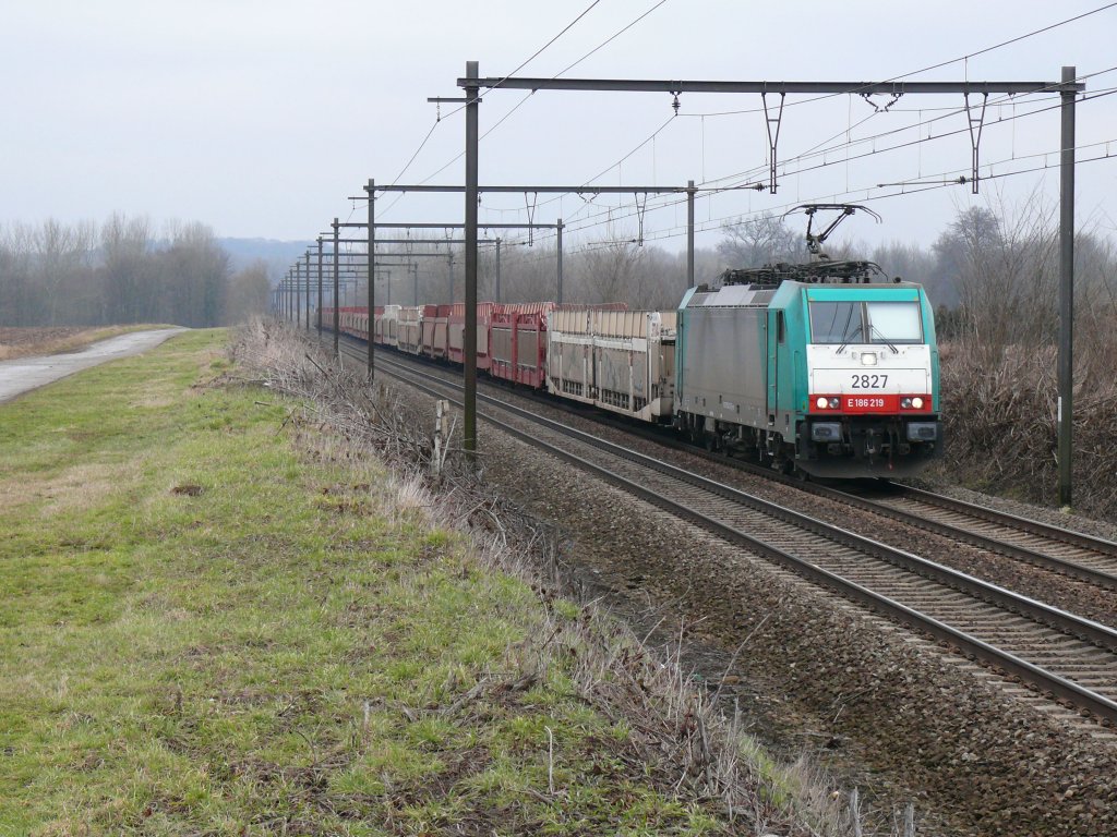 Cobra-Lok 2827 zieht einen leeren Autozug in Richtung Aachen-West, hier aufgenommen am 20/02/2010 in 's Herenhelderen.