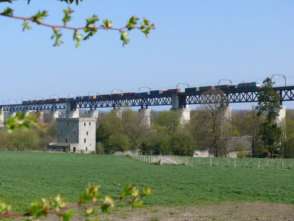 Cobra-Lok 2828 mit einem Containerzug auf dem Viadukt von Moresnet. Links im Vordergrund erkennt man die Ruine des Wohnturms von Schloss Alensberg, das in der Mitte des 15. Jhdts erbaut wurde. Das Schloss wurde im September 1944, als die auf dem Rckzug befindlichen deutschen Truppen versuchten, den Viadukt zu sprengen, derart in Mitleidenschaft gezogen, dass der Eigentmer die anfallen Kosten zur Reparatur nicht mehr aufbringen konnte. Das Bild entstand am 18/04/2010.