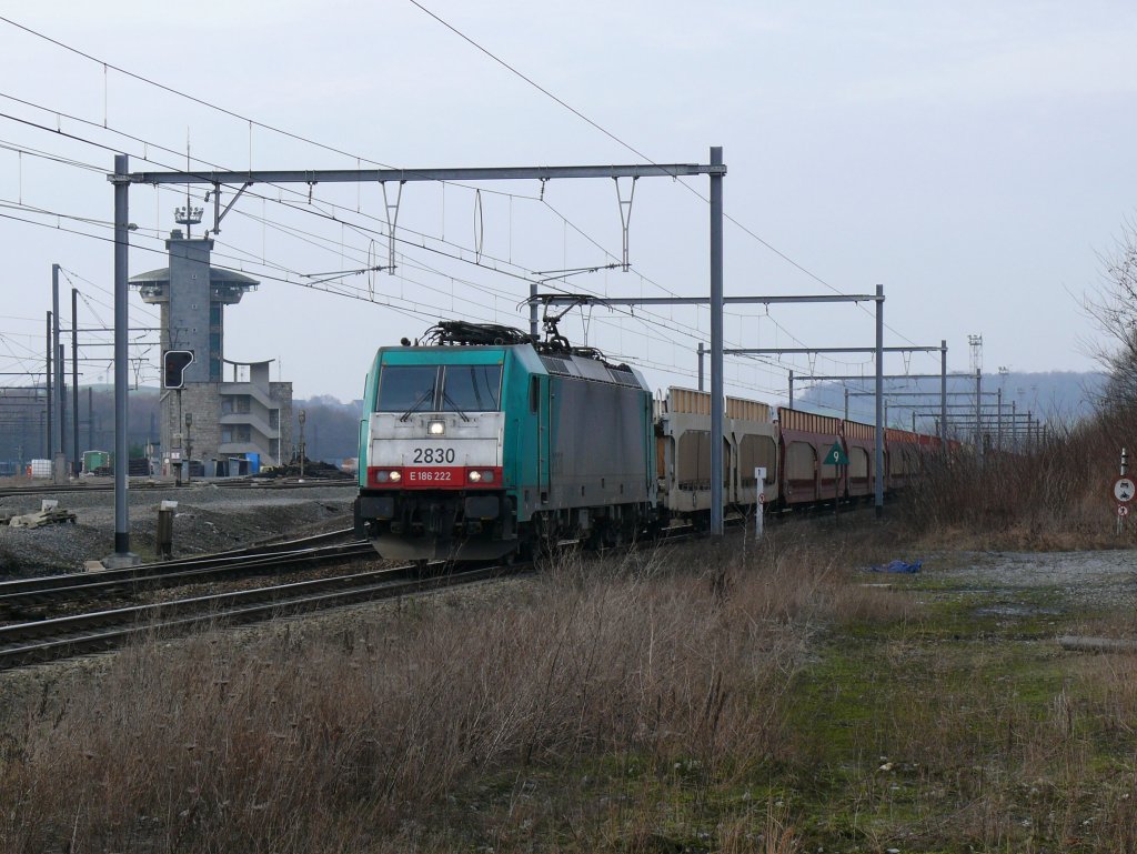 Cobra-Lok 2830 fhrt mit einem leeren Autozug durch Montzen in Richtung Aachen-West. Im Hintergrund erkennt man den imposanten Turm, von wo aus frher das Umsetzen der Zge geregelt wurde. Heute fahren die meisten Zge auf dem Durchgangsgleis am Bahnhof vorbei. Aufgenommen am 23/01/2010. 