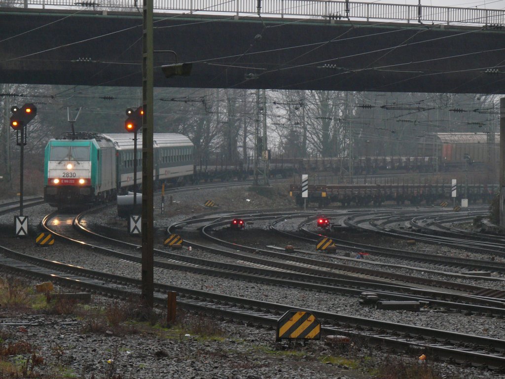 Cobra-Lok 2830 kommt hier mit einem Gterzug nach Aachen-West. Hinter der Lok hngen zwei Bpm 51 Personenwagen. Aufgenommen am 29/12/2009.