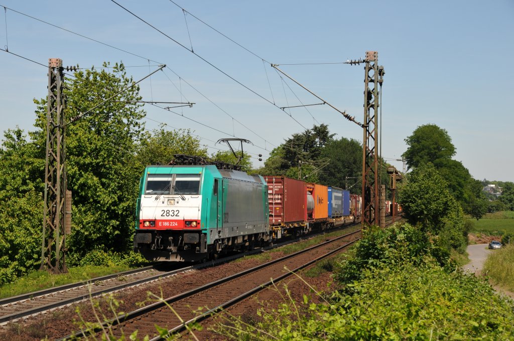 Cobra-Lok 2832 zieht einen langen Containerzug die Rampe am Gemmenicher Weg hoch in Richtung Belgien. Gru an dieser Stelle an Stefan Hochstetter. Aufgenommen am 02/06/2011.