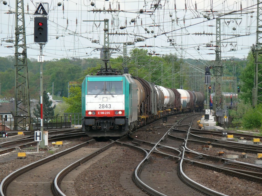 Cobra-Lok 2843 (186 235) mit einem gemischten Gterzug unterwegs nach Aachen-West, hier aufgenommen am 30/04/2010 im Gleisvorfeld vom Aachener Hbf.