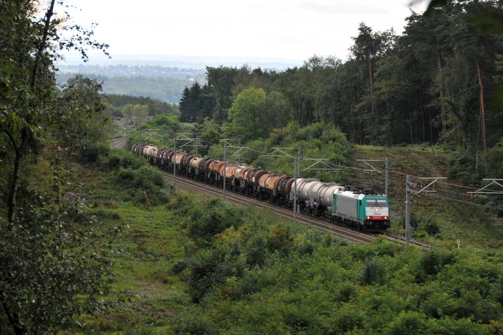 Cobra-Lok 2843 befindet sich hier mit einem kurzen Kesselwagenzug in der Steigung bei Moresnet-Chapelle auf dem Weg nach Aachen-West. Das Bild entstand am 12/08/2011.