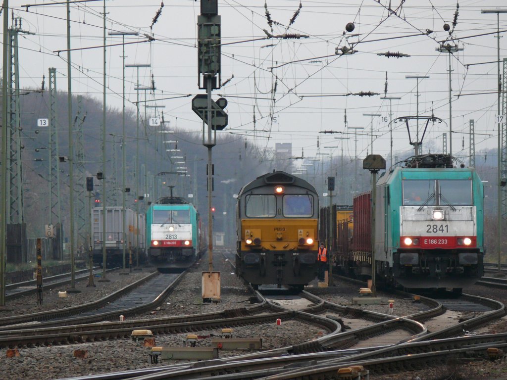 Cobra-Loks 2813 und 2841 stehen abfahrbereit in Aachen-West. PB20 der DLC manvriert dazwischen und wird sich ebenfalls vor einem Gterzug setzen. Aufgenommen am 12/12/2009.