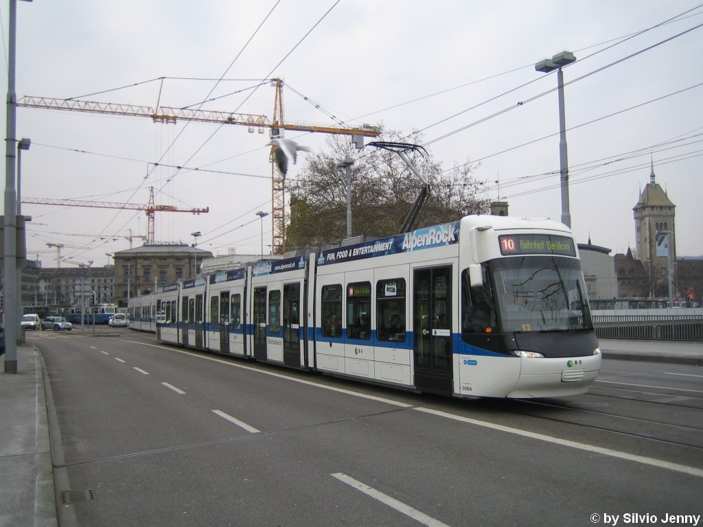 Cobra Nr. 3064 am 17.12.09 auf der Bahnhofbrcke. Per Zufall flog auch noch ein Vogel mitten durchs Bild.
