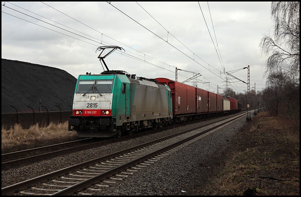 COBRA im Pott: E186 207 (2815) hat den  Opel-Benelux-Express , Bochum - Antwerpen, am Haken. Die Sonne ist nat�rlich wieder verschwunden... und �ber die Zugl�nge brauch man garnix sagen. Passt irgentwie zur Sitaution von Opel bzw. der Automobilbranche. (24.02.2010)