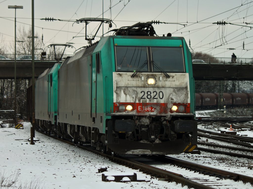 Cobra Tandem 186 212 (2820) und 186 210 (2818) kommen am 18.01.2013 mit einem Coilzug von Belgien die Gemmenicher Rampe runter nach Aachen West.