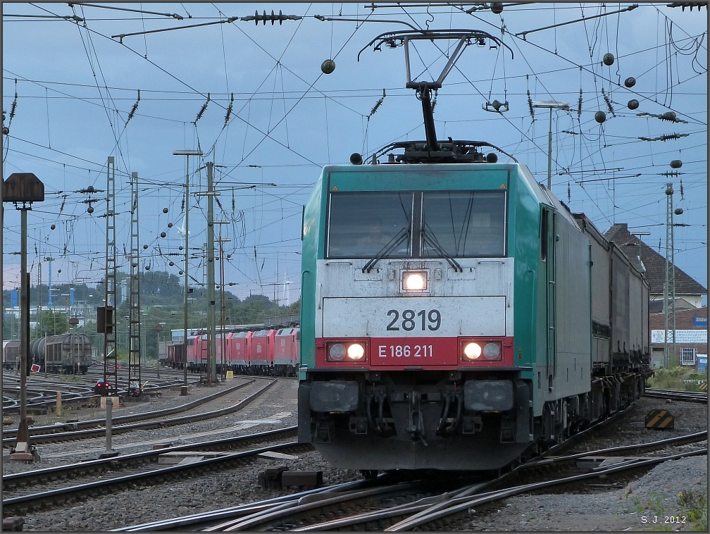 Cobra bernehmen Sie. So das Motto dieses Fotos. Die 2819 mit dem Ambrogio Zug am 
Haken, hat Ausfahrt in Aachen West. Ab auf die Montzenroute hinber nach Belgien mit Fahrziel Antwerpen. 30.August 2012.