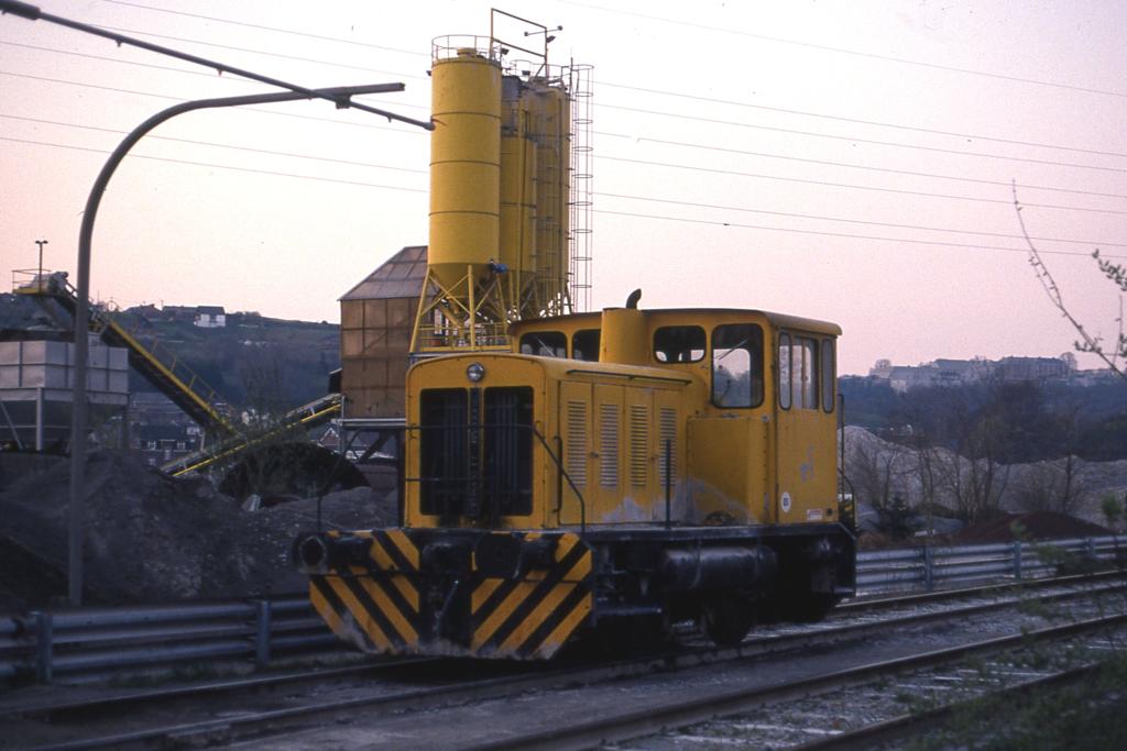 Cockerill Werklok an einem Zementwerk in Clermont
im Tal der Meuse. Gesehen und fotografiert am 27.3.1991