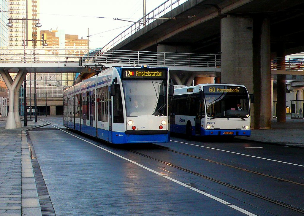 Combino 2085 auf die Linie 12 beim Bahnhof Amsterdam Sloterdijk, Zaventemweg am 24.Dez.2011