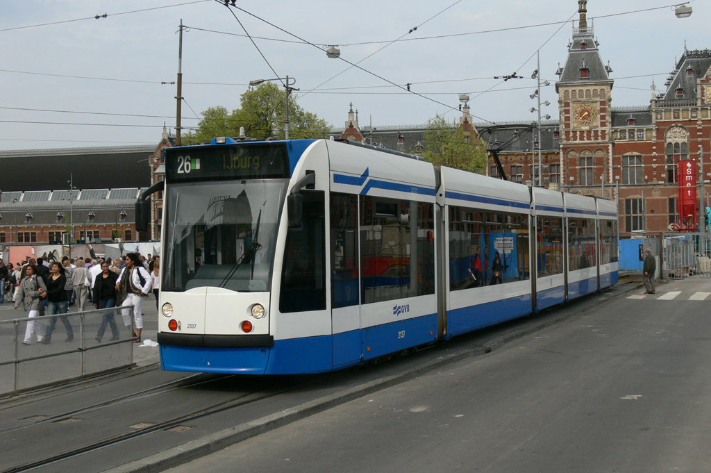 Combino 2137 von GVB Amsterdam, aufgenommen 25.04.2009 am Hauptbahnhof 