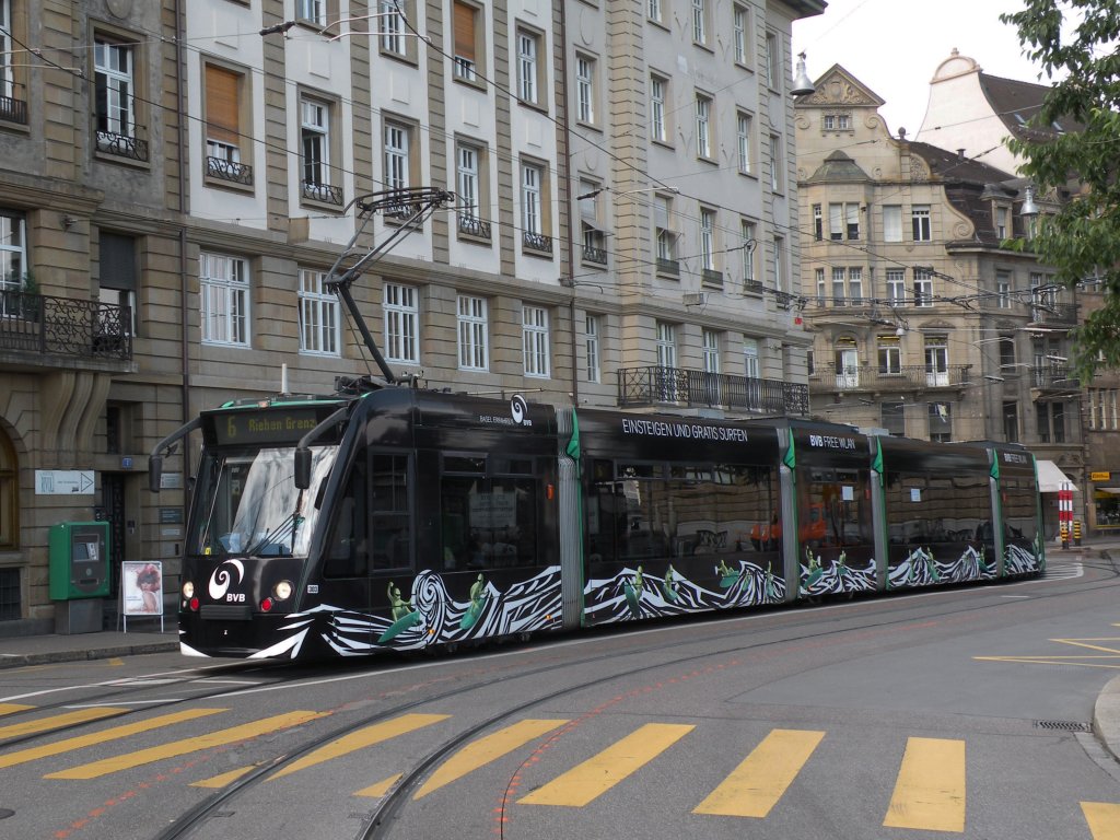 Combino 303 mit Free WLAN Zugang auf der Linie 6 an der Haltestelle Schifflnde. Die Aufnahme stammt vom 21.06.2012. 