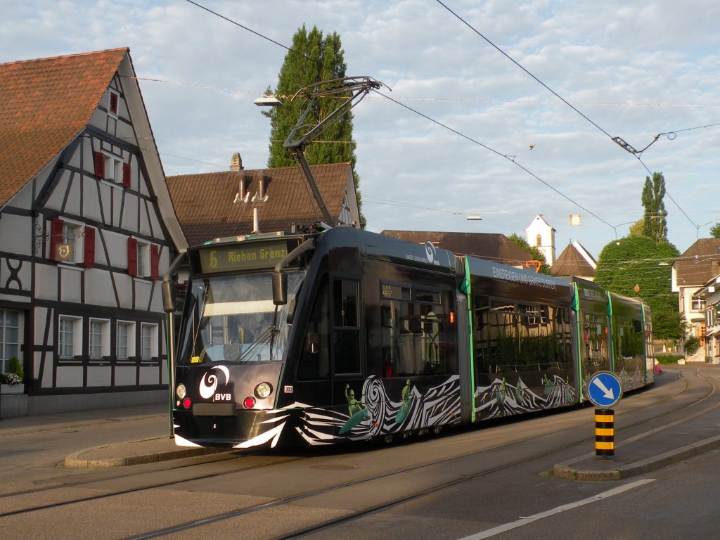 Combino 303 mit Free WLAN Zugang auf der Linie 6 in der Morgensonne an der Endhaltestelle Allschwil. Die Aufnahme stammt vom 28.06.2012. 

