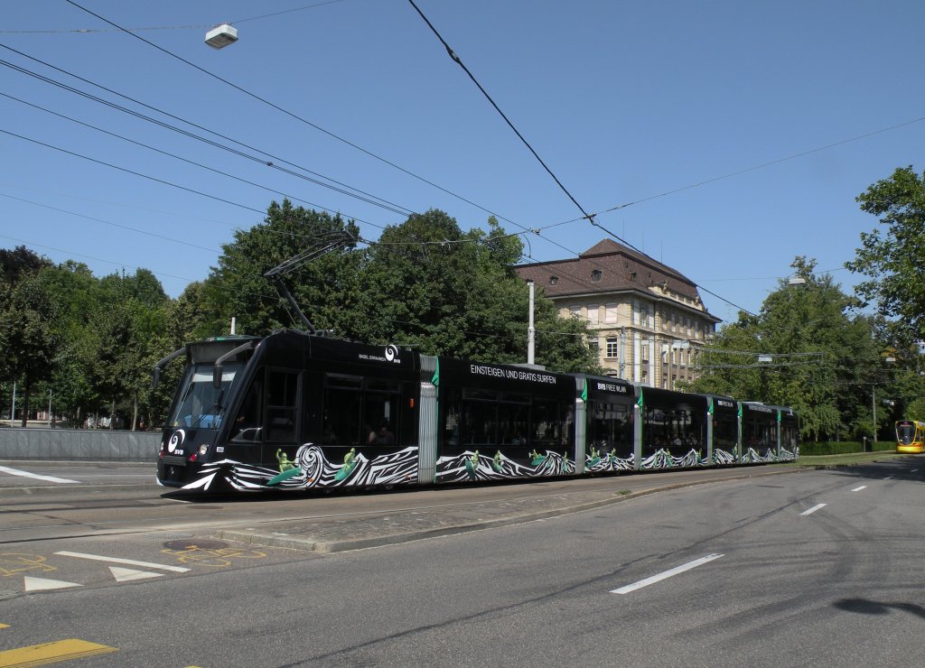 Combino 303 mit Free WLAN Zugang auf der Linie 8 kurz vor der Haltestelle Bahnhof SBB. Die Aufnahme stammt vom 19.08.2012.