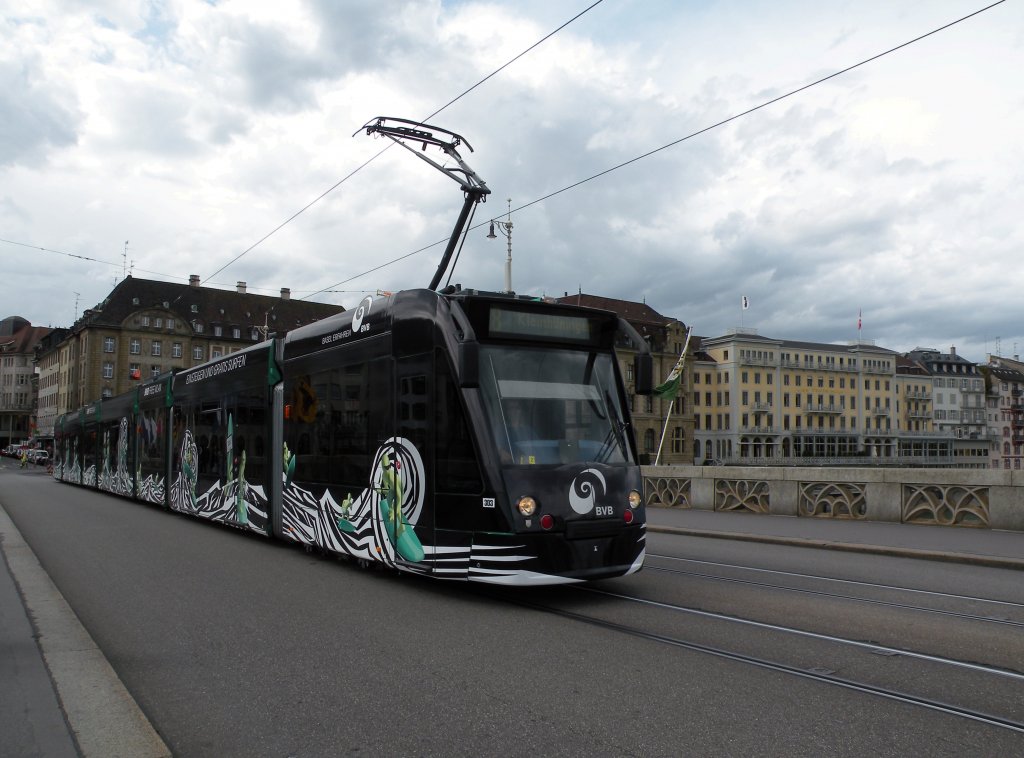 Combino 303 mit Free WLAN Zugang auf der Linie 8 auf der Mittleren Rheinbrcke Richtung Haltestelle Rheingasse. Die Aufnahme stammt vom 25.09.2012.