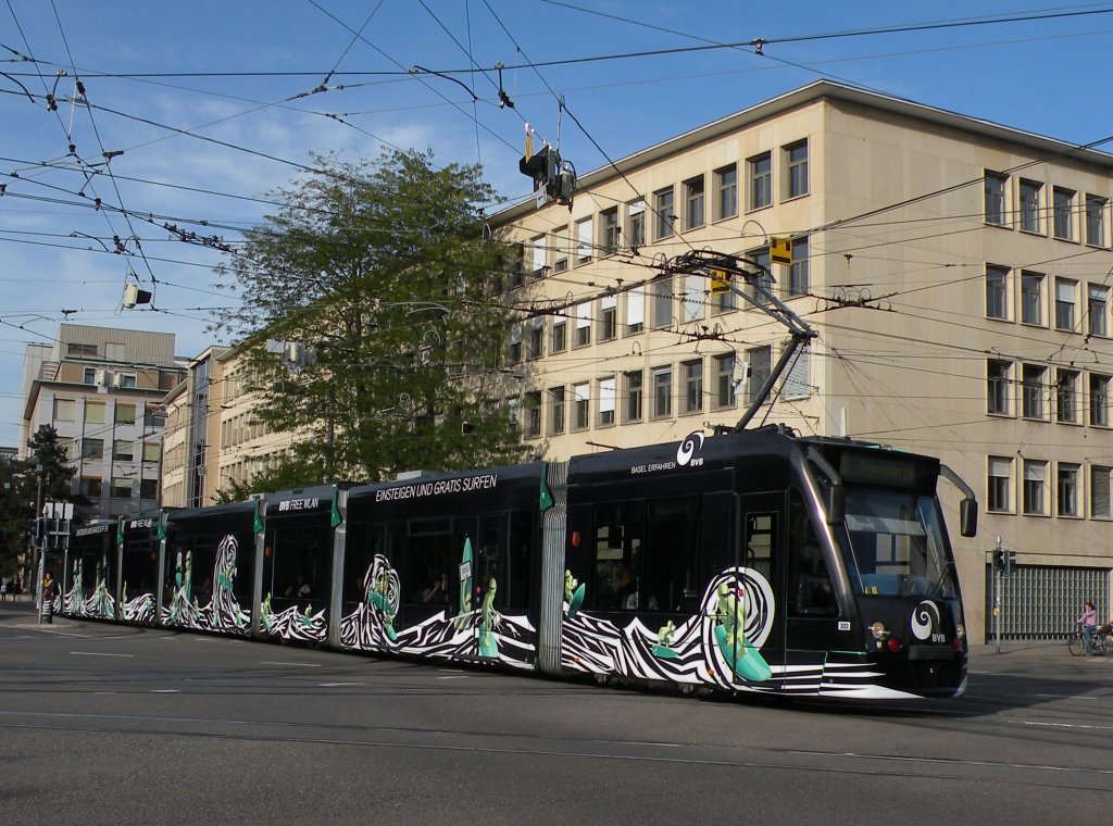 Combino 303 mit Free WLAN Zugang auf der Linie 8 kurz nach der Haltestelle Dreirosenbrcke. Die Aufnahme stammt vom 23.09.2012.