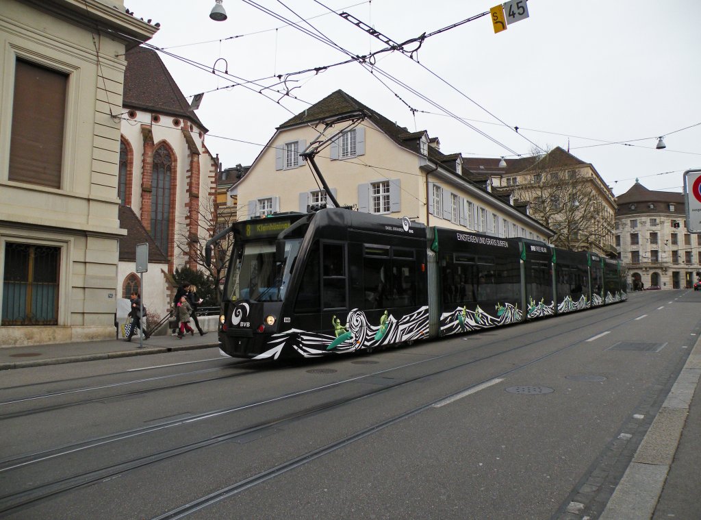 Combino 303 mit Free WLAN Zugang auf der Linie 8 kurz nach der Haltestelle Bankverein. Die Aufnahme stammt vom 28.12.2012.
