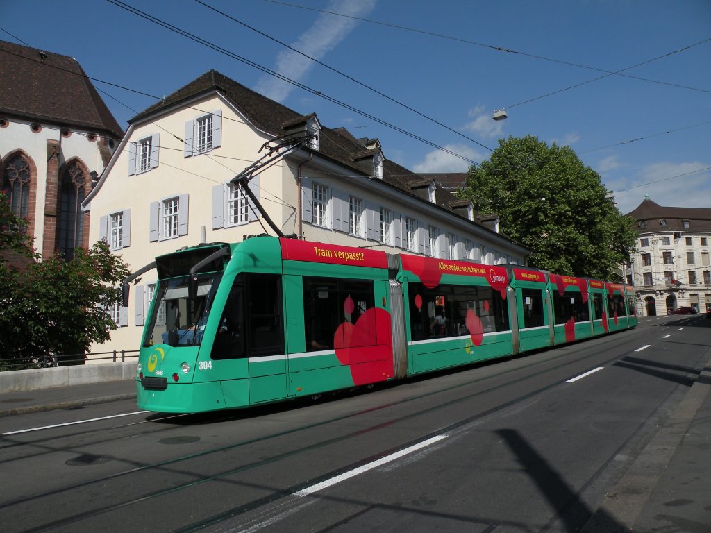 Combino 304 auf der Linie 8 fhrt den Steinenberg in Basel hinunter. Aufnahme: 08.05.2011.