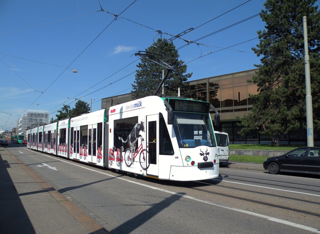 Combino 318 mit der Vollwerbung fr Swiss Milk fhrt durch die Grtnerstrasse zur Haltestelle CIBA. Die Linie 8 fhrt nur durch die Grtnerstrasse, weil in Kleinhningen der Gleisanschluss Richtung Deutschland gebaut wird. Die Aufnahme stammt vom 01.07.2013.