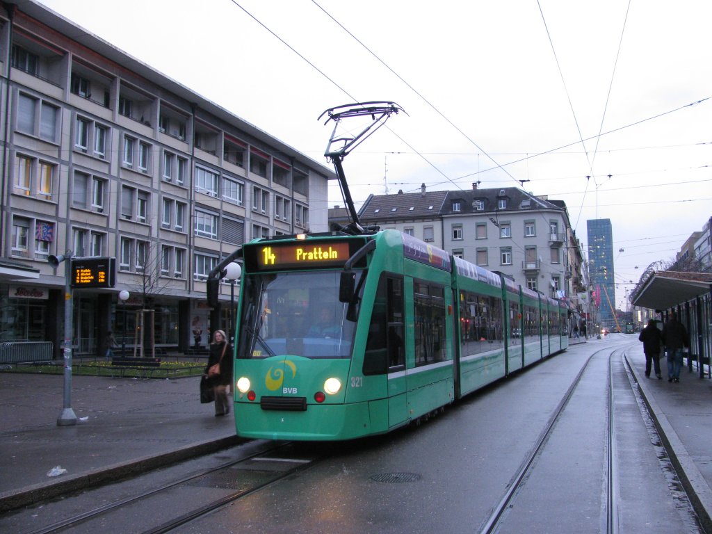 Combino 321 am Claraplatz auf der Linie 14 am 24.02.2010